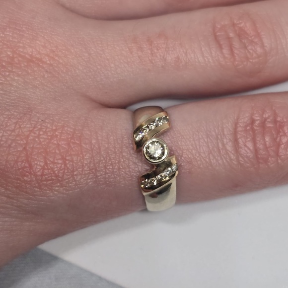 18k Gold & Diamond Ring - Picture 9 of 9